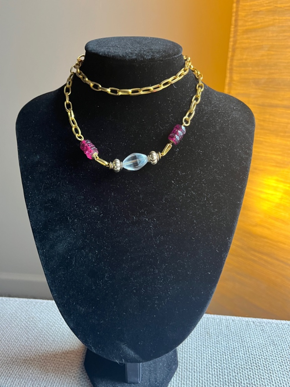 Vintage costume
Jewelry Gold Chain Necklace with Pink Accent Beads